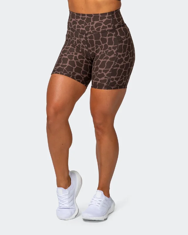 SIGNATURE POCKET BIKE SHORTS Tonal Giraffe Print